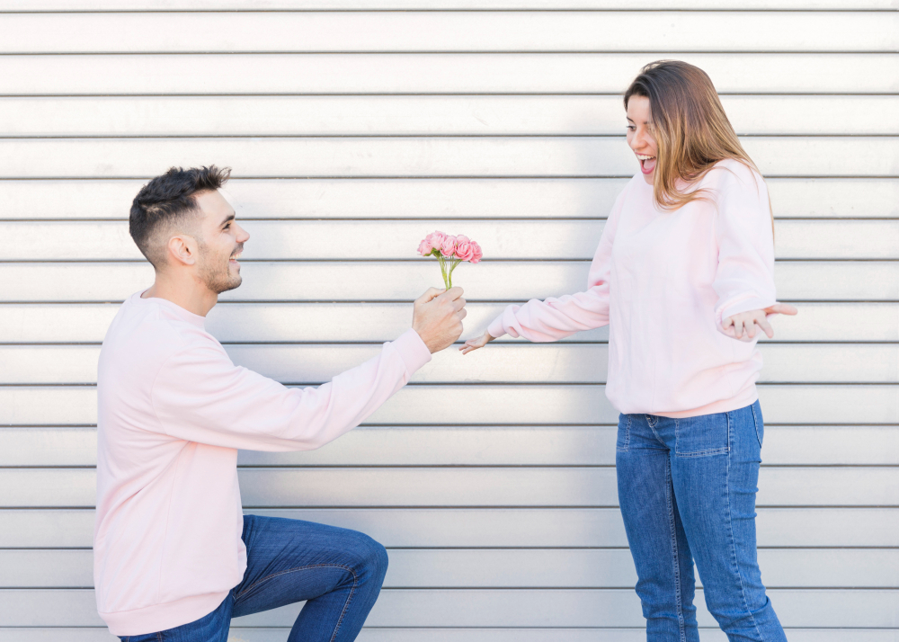 女性に花をプレゼントする男性