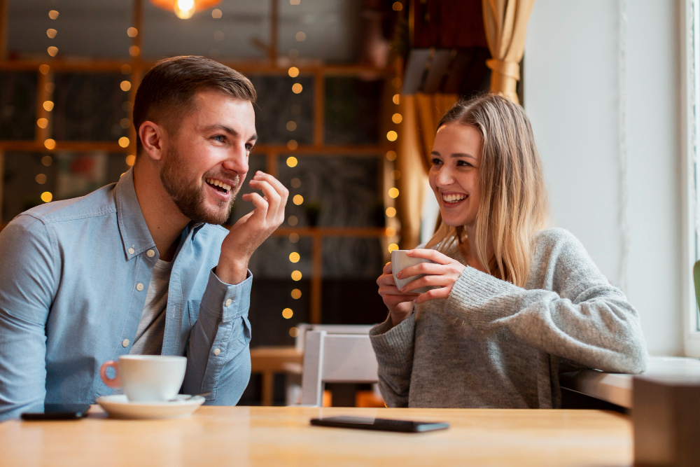 カフェで話す男女